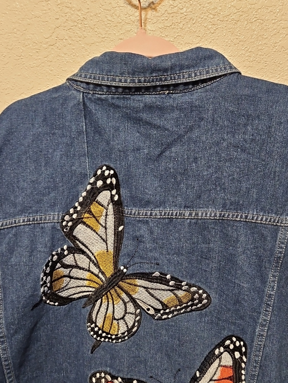 SHEIN Medium Blue Relaxed Denim Jacket With BUTTERFLY EMBROIDERY ON THE BACK. - Picture 4 of 7